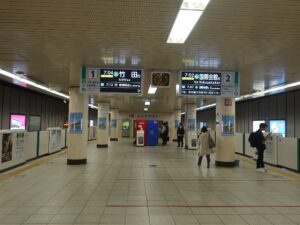 京都地下鉄烏丸線 京都駅 ホーム 1番線は主に竹田・新田辺・奈良方面に行く列車が発着します 2番線は主に・四条・国際会館方面に行く列車が発着します