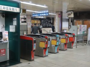 京都地下鉄烏丸線 京都駅 中央1改札口 PiTaPa・Suica・PASMOなどの交通系ICカード対応の自動改札機が並びます