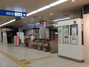 京都地下鉄烏丸線 京都駅 中央1改札口 PiTaPa・Suica・PASMOなどの交通系ICカード対応の自動改札機が並びます