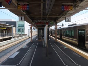JR山陰本線 福知山駅 1番線・2番線 主に山陰本線で綾部・園部・亀岡・京都方面に行く列車と、福知山線で篠山口・三田・宝塚・大阪方面に行く列車が発着します
