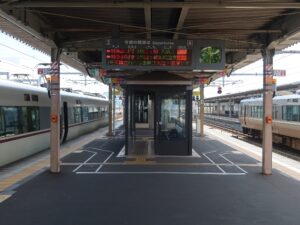 JR山陰本線 福知山駅 3番線・4番線 主に山陰本線で豊岡・城崎温泉方面に行く列車と、京都丹後鉄道で宮津・天橋立方面に行く列車が発着します