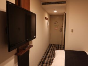 アパホテル＆リゾート 東京ベイ幕張 セントラルタワー ツインルーム 窓側から玄関方向を撮影
