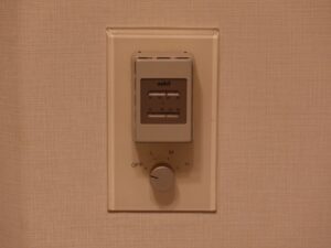 アパホテル＆リゾート 東京ベイ幕張 セントラルタワー ツインルーム エアコンのスイッチ