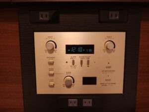 アパホテル＆リゾート 東京ベイ幕張 セントラルタワー ツインルーム 枕元のスイッチ類 明かりのスイッチと目覚まし時計、ACコンセントがあります