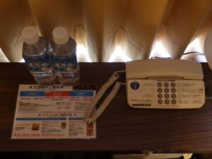 アパホテル＆リゾート 東京ベイ幕張 セントラルタワー ツインルーム デスク上の電話機