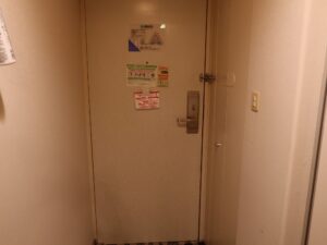 アパホテル＆リゾート 東京ベイ幕張 セントラルタワー ツインルーム 玄関脇に扉があります