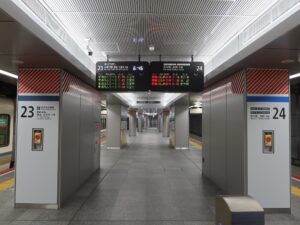 JRおおさか東線 大阪駅 23番線・24番線 23番線は主におおさか東線で新大阪・久宝寺方面に行く列車が発着します 24番線は主にJR京都線を経由して新大阪・京都方面に行く特急くろしお・特急はるかが発着します