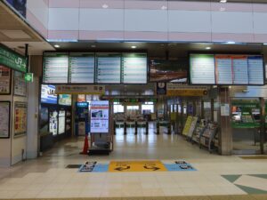 JR奥羽本線 山形駅 改札口 Suica・PASMOなどの交通系ICカード対応の自動改札機が並びます