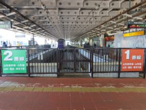 JR山形新幹線 新庄駅 1番線・2番線 主に山形新幹線で山形・福島・東京方面に行く列車と、奥羽本線（山形線）で大石田・山形・米沢・福島方面に行く列車が発着します