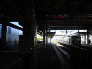 JR奥羽本線 新庄駅 3番線 主に奥羽本線で大曲方面に行く列車と、陸羽東線で小牛田方面に行く列車と、陸羽西線で余目方面に行く列車が発着します