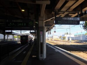 JR奥羽本線 新庄駅 4番線・5番線 主に奥羽本線で大曲方面に行く列車と、陸羽東線で小牛田方面に行く列車と、陸羽西線で余目方面に行く列車が発着します