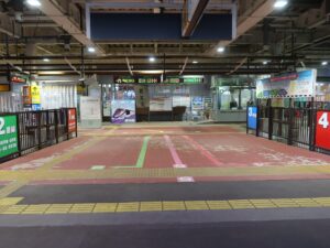 JR山形新幹線 新庄駅 1・2番線と3・4番線は、通路を挟んで両側に配置されています