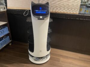 お食事処から見える横浜ランド ねこ型配膳ロボット