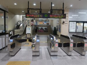 JR山陰本線 松江駅 改札口 ICOCA・Suica・PASMO等の交通系ICカード対応の自動改札機が並びます