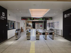 JR山陰本線 米子駅 改札口 ICOCA・Suica・PASMO等の交通系ICカードに対応した自動改札機が並びます
