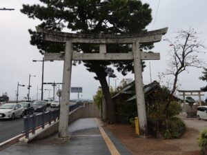 松江 須衛都久神社 一の鳥居 後ろに宍道湖大橋があります