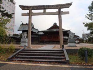 松江 須衛都久神社 湖岸の鳥居と本殿