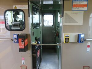 JR境港線 キハ40系 ねずみ男列車 運転台 整理券発行機と運賃箱のほか、ICOCA・Suica・PASMOなどの交通系ICカードリーダーが設置されています