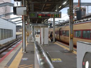 JR山陰本線 出雲市駅 1番線・2番線 主に松江・米子・鳥取・岡山方面に行く列車が発着します