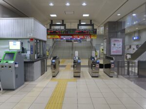 JR山陰本線 出雲市駅 改札口 ICOCA・Suica・PASMO等の交通系ICカード対応の自動改札機が並びます