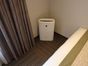松江しんじ湖温泉 ホテル一畑 新本館 街側スーペリアシングル ベッド脇に加湿空気清浄機があります