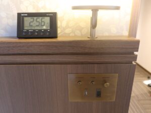 松江しんじ湖温泉 ホテル一畑 新本館 街側スーペリアシングルベッド脇 灯りと目覚まし時計、照明のスイッチ、USBポート、ACコンセントがあります