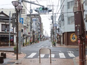 松江 京町商店街 大橋北詰交差点 上から吊り下げる形式の信号が珍しいです