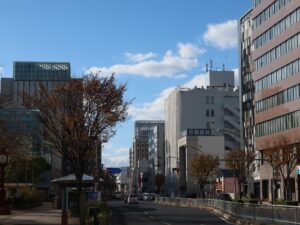 JR松江駅前 突き当りの三差路を右に曲がると、宍道湖大橋です