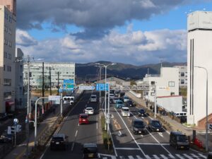 松江 くにびき大橋南詰交差点 国幹大橋の先には、多くの店舗が立ち並びます