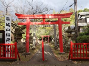 松江 城山稲荷神社 入口の赤い鳥居