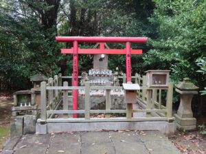 松江 城山稲荷神社 社殿西側 小さな石狐が収められています