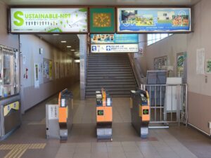 芝山鉄道 芝山千代田駅 改札口 自動改札機が並びますが、Suica・PASMOなどの交通系ICカードには対応していません