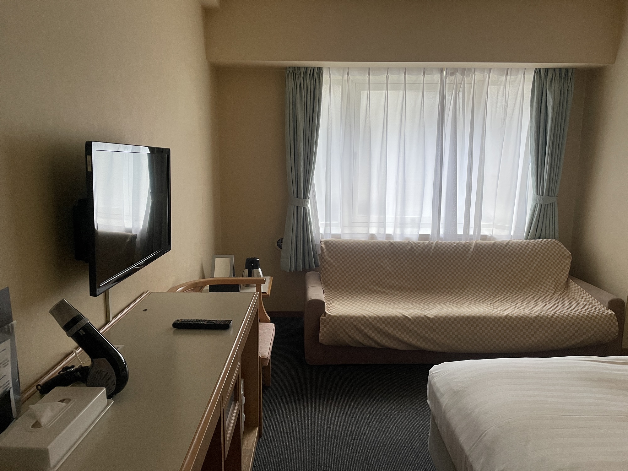 ホテルハーバー横須賀 シングルルーム 玄関から窓方向を撮影