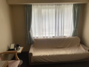 ホテルハーバー横須賀 シングルルーム ソファーベッドとサイドテーブル、椅子