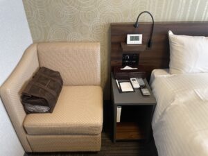 熊谷天然温泉 ハナホテル籠原 シングルルーム 枕元と椅子