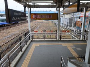 JR常磐線 高萩駅 こ線橋を降りたところ ホームはなく右に曲がると出口です