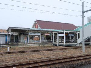 JR常磐線 高萩駅 駅構内と駅舎 ホームから撮影