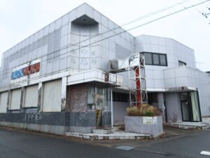 茨城県高萩市 こざくら通り 営業していないパチンコ店 建物は荒れ放題です