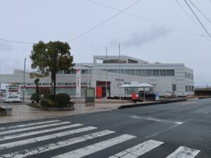 茨城県高萩市 高萩郵便局 バスターミナルの隣りにあります