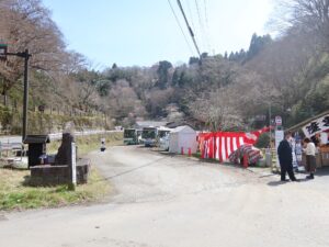 奈良交通 吉野駅バス停留所 桜のシーズンなので臨時バスが止まっています