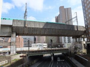 仙台市 五橋一丁目交差点付近 東北新幹線と東北本線のガードがあります
