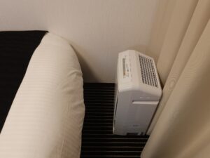 アパホテル 仙台駅五橋 シングルルーム ベッド脇の加湿空気清浄機