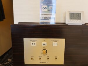 アパホテル 仙台駅五橋 シングルルーム 枕元の明かりのスイッチとACコンセント、USBポート、目覚まし時計