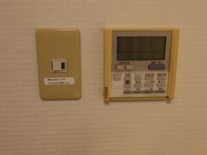アパホテル 仙台駅五橋 シングルルーム ユニットバスの明かりとエアコンのスイッチ