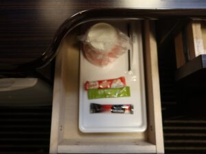アパホテル 仙台駅五橋 シングルルーム 引き出しの中 紙コップの飲み物