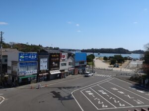 JR仙石線 松島海岸駅 1番線から見た駅前ロータリー