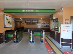 JR仙石線 松島海岸駅 改札口 Suica・PASMOなどの交通系ICカードに対応した自動改札機が並びます