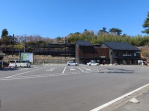 JR仙石線 松島海岸駅 駅前ロータリーと駅舎、ホーム