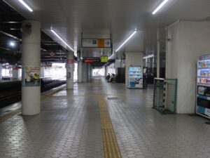 JR東北本線 仙台駅 1番線 主に東北本線で利府・小牛田方面に行く列車と、仙石東北ラインで高城町・石巻方面に行く列車が発着します