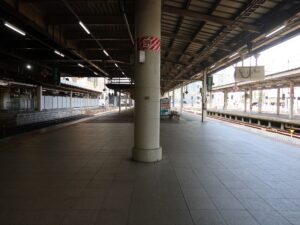 JR東北本線 仙台駅 2番線・4番線 主に東北本線で白石・福島方面に行く列車と、仙台空港アクセス線で仙台空港へ行く列車が発着します